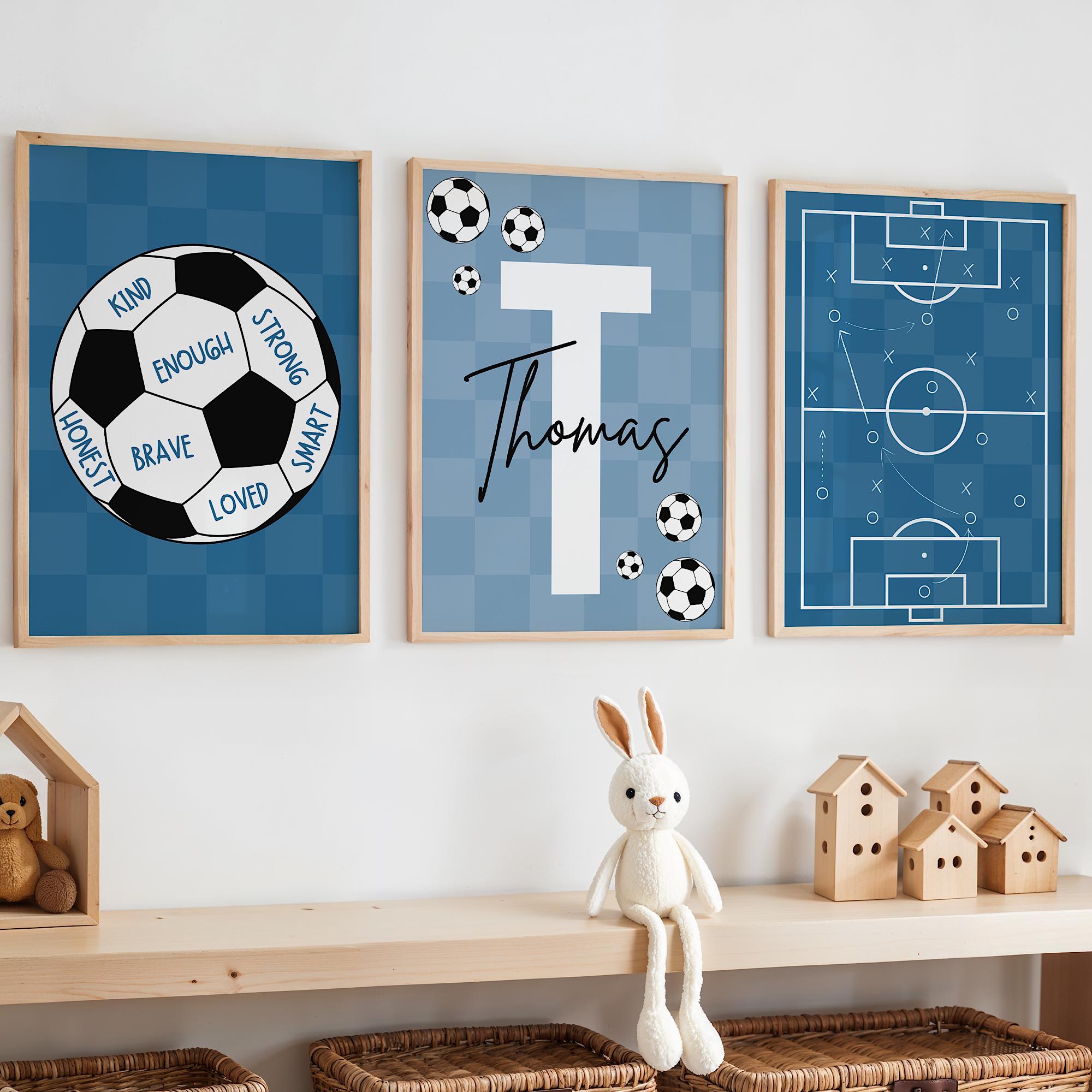 Baby Nursery Wall Art - カスタムサッカーウォールアートセット、男の子向けサッカーをテーマにした保育園のポスター、青い寝室の装飾、サッカーの遊び部屋へのギフト