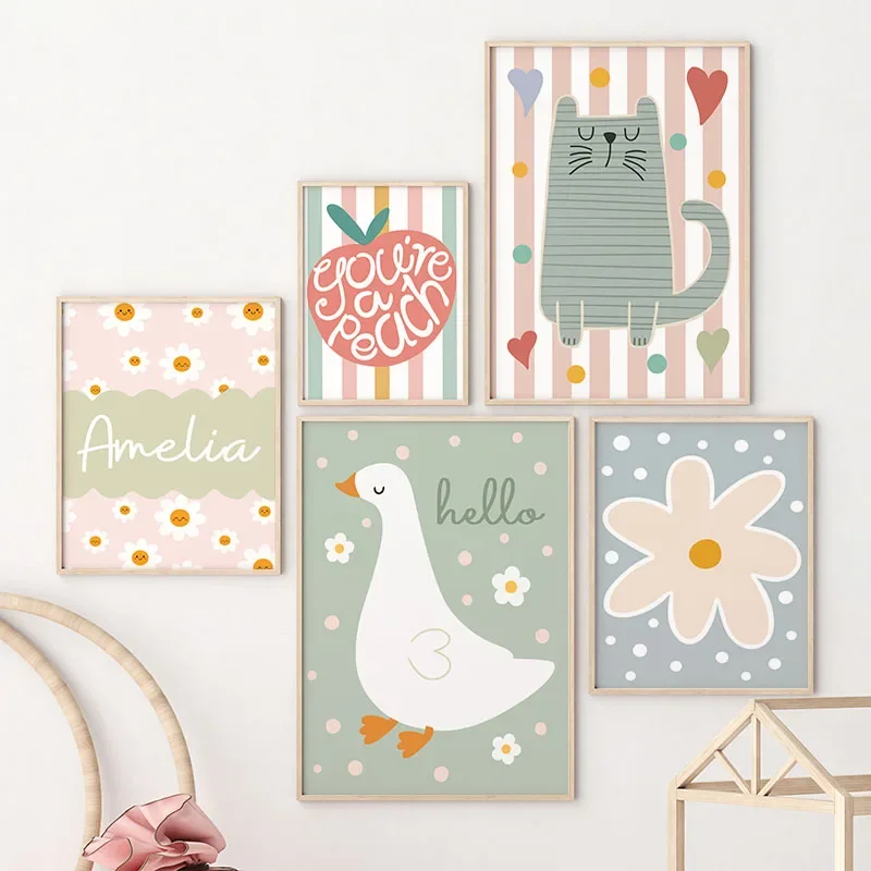 Baby Nursery Wall Art - 漫画の猫、アヒル、鳥、リンゴ、カスタムベビーネーム、保育園の壁アート、キャンバス絵画、北欧ポスターとプリント、子供部屋の装飾