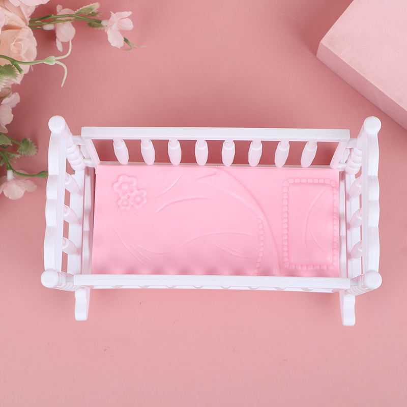 Baby Nursery Crib - ミニベビーシェイカーガラガラおもちゃピンクホワイトドールハウスベビーベッドモデル保育園シーン装飾人形マッチングアクセサリー
