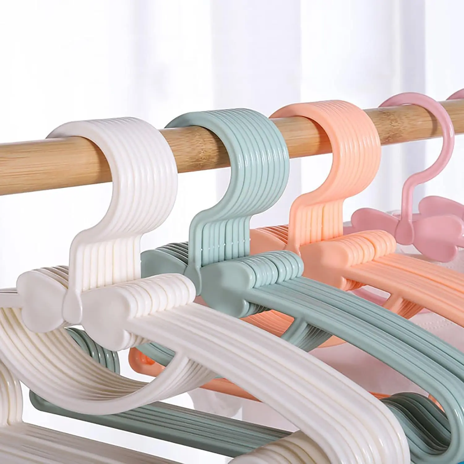 ベビーハンガー プラスチック製 子供服収納ハンガー 保育園用 - Baby Nursery Uniform のレビューと価格